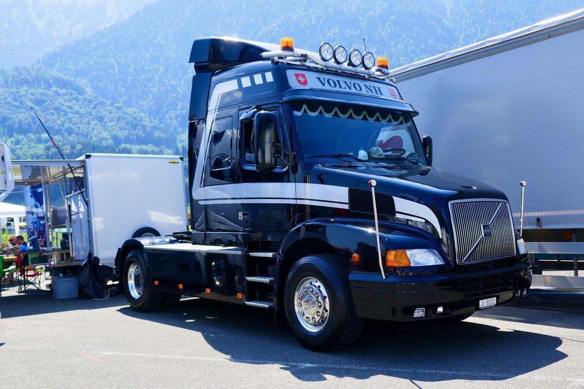 Eine Vovlo NH Zugmaschine am 27.6.26 beim Trucker Festival Interlaken.