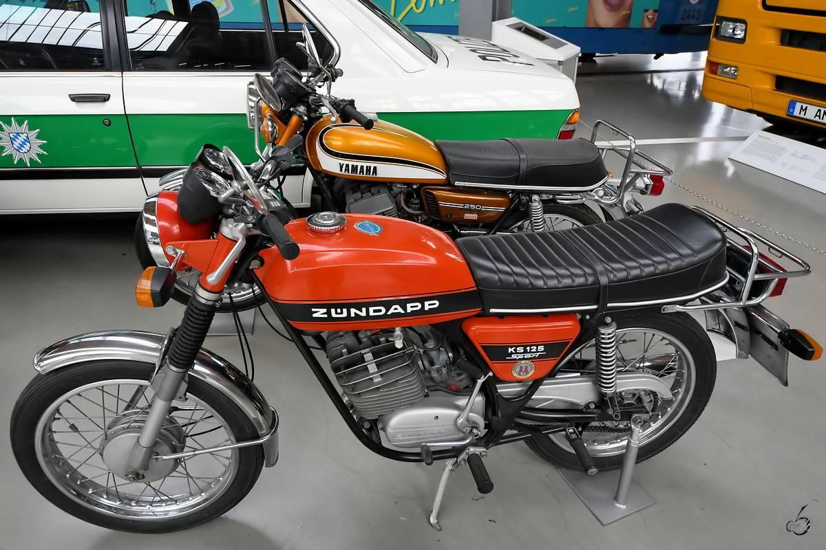 Eine Zündapp KS 125 Sport und eine Yamaha 250 Torque Injection waren Mitte August 2020 im Verkehrszentrum des Deutschen Museums in München ausgestellt.