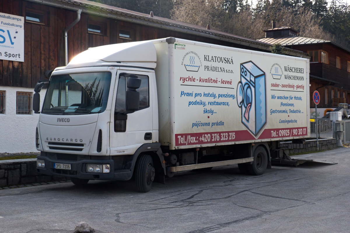 Einen kleinen deutsch - tschechischen Sprachkurs bietet dieser Iveco Eurocargo, der ein Jugendcamp in Regen wohl mit frischer Bettwäsche beliefert. 04.03.2016