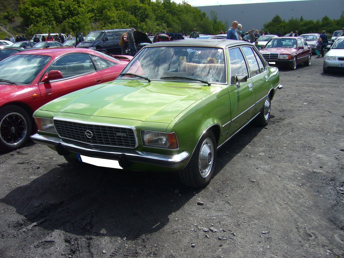 Einer von 98.548 zwischen 1972 und 1977 gebauten Opel Commodore B Limousinen. Vorgestellt wurde das, auf dem Rekord D basierende Auto, auf dem Genfer Salon im März 1972. Hier handelt es sich um einen frühen Commodore, daran zu erkennen, das noch keine Kopfstützen verbaut sind. Bei seinem Erscheinen stand ein solches Auto mit einem Preis von DM 12.890,00 in den Preislisten der Opel-Händler. Der Sechszylinderreihenmotor hat einen Hubraum von 2490 cm³ und leistet in diesem Modell 115 PS. Youngtimertreffen Zeche Ewald in Herten am 12.05.2019.