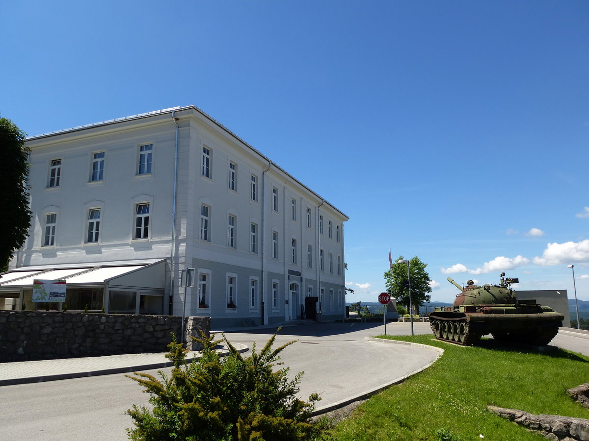 Eingangsgebäude zum  Park der Militärgeschichte  in Pivka, das größte Militärmuseum in Slowenien, eröffnet 2004, Juni 2016 