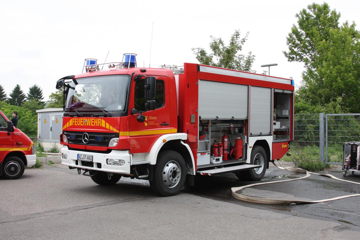 Einsatz für die Feuerwehr Alzey am Bahnhof am 29.5.2014. Dieser Mercedes wurde u. a. zum Betanken der Lokomotiven im Rahmen des Dampfspektakels 2014 gebraucht.