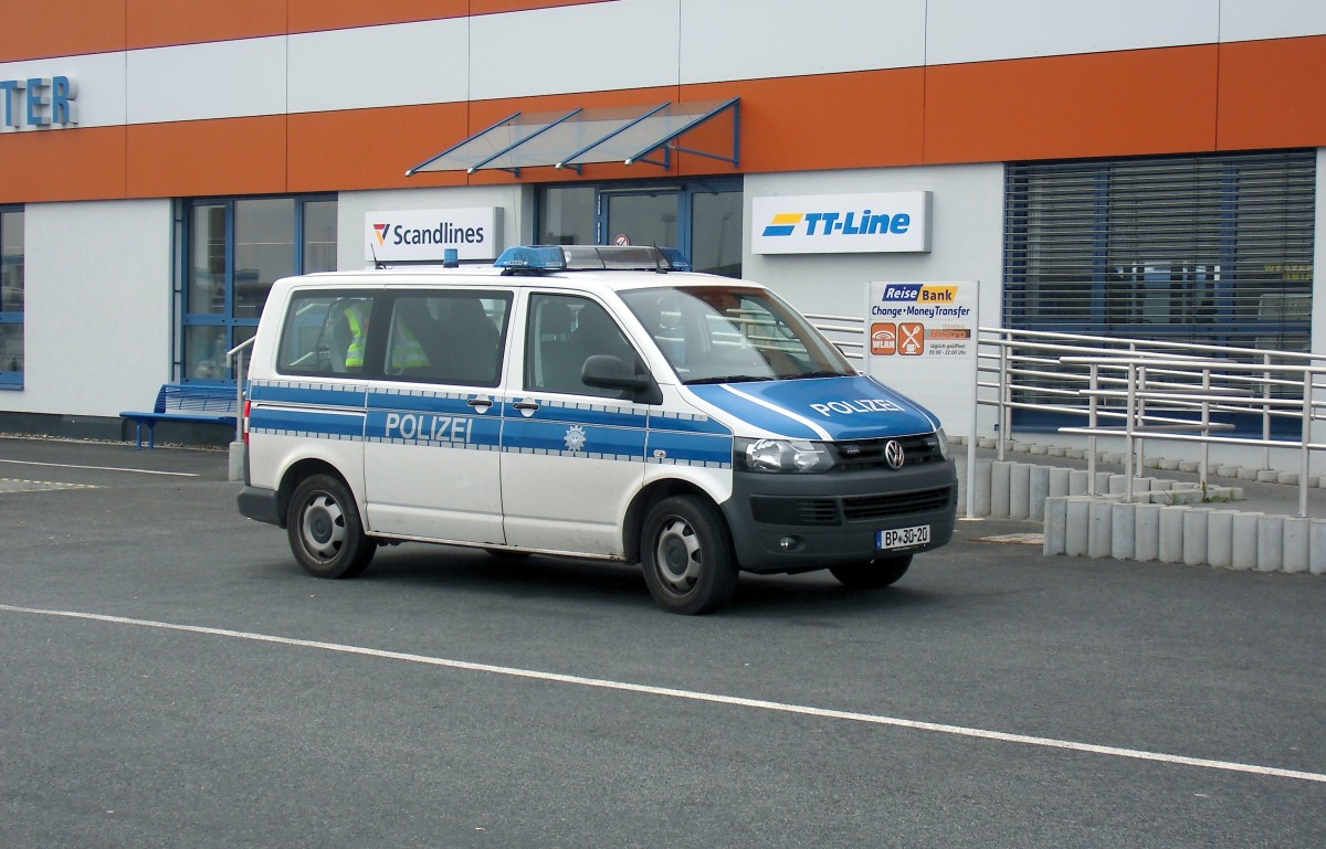 Einsatzfahrzeug der Bundespolizei im Oktober 2013 im Fhrhafen Rostock auf Basis VW T5.