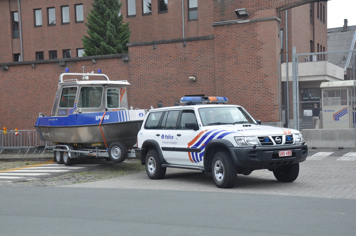 Einsatzfahrzeug Nissan Patrol mit Bootsanhänger, Scheepvaartpolitie, aufgenommen 21.07.2015 am Luchtmachtlaan Etterbeek 