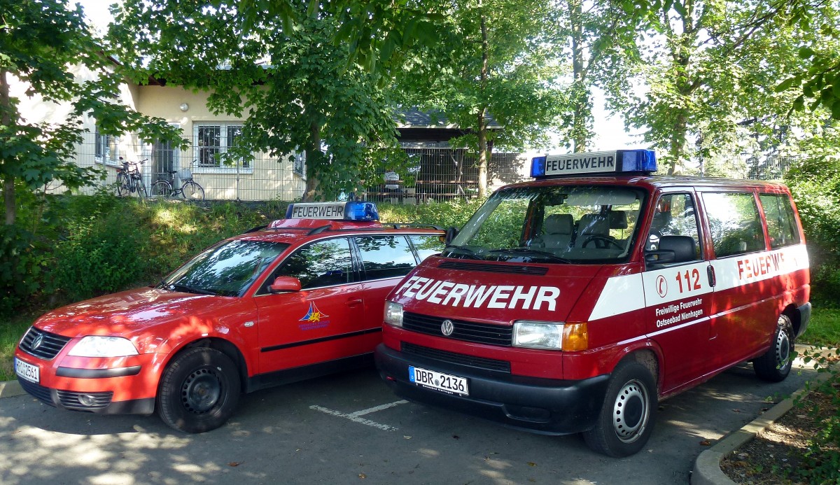 Einsatzleitwagen von der Berufsfeuerwehr Rostock und Mannschaftswagen der Freiwillige Feuerwehr der Ostseebad Nienhagen.