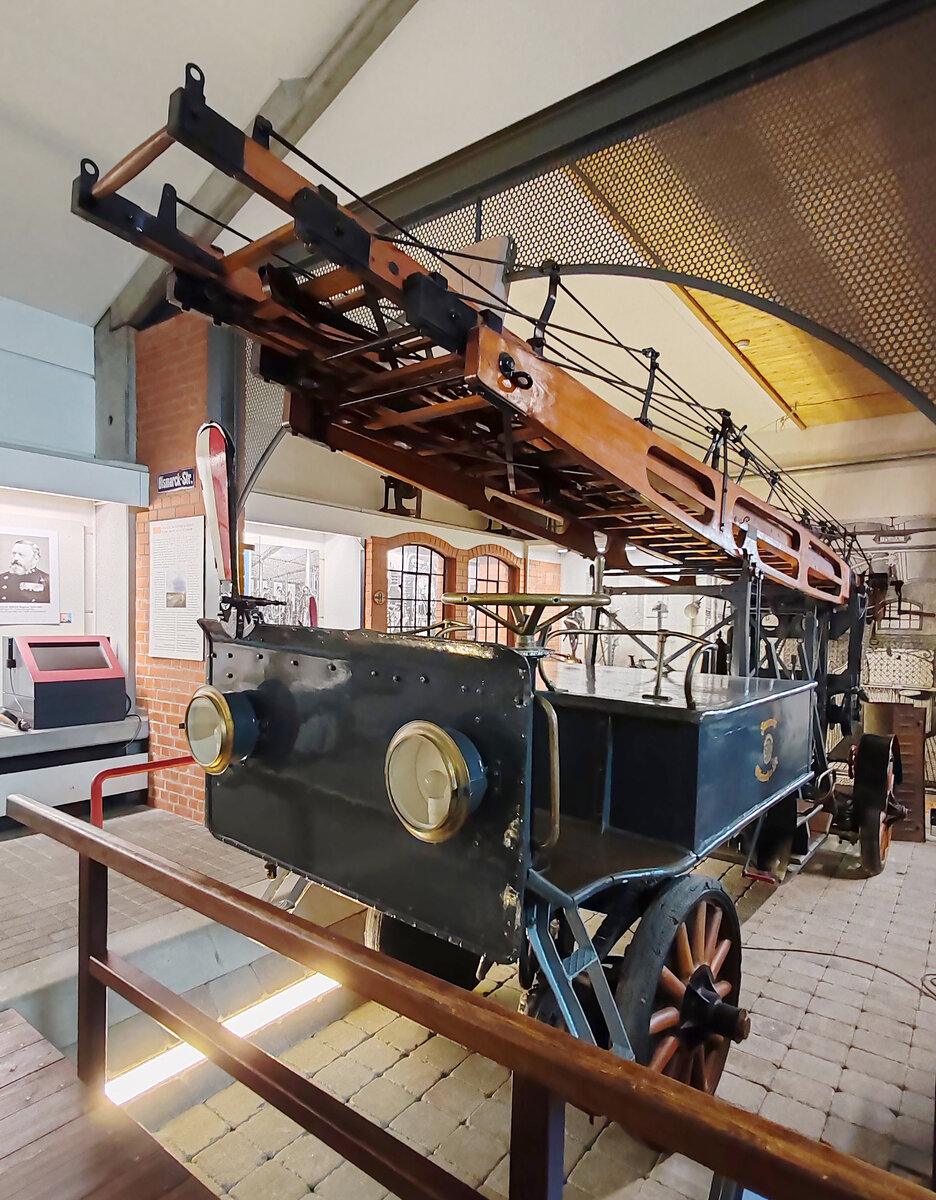 =Elektro-automobile Drehleiter von 1903 der Firma Justus Christian Braun aus N�rnberg. Das gezeigte Fahrzeug diente bei der Feuerwehr OFFENBACH 24 Jahre bis 1927.