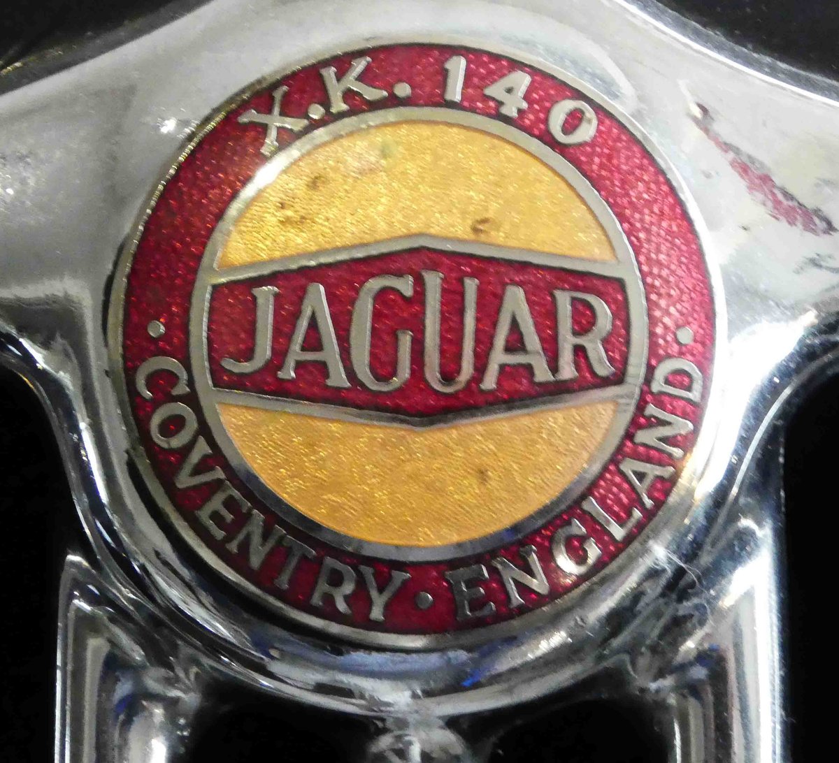 =Emblem des Jaguar XK 140 S, Bauzeit 1954 - 1957, gesehen im Automobilmuseum Fichtelberg im Juli 2018