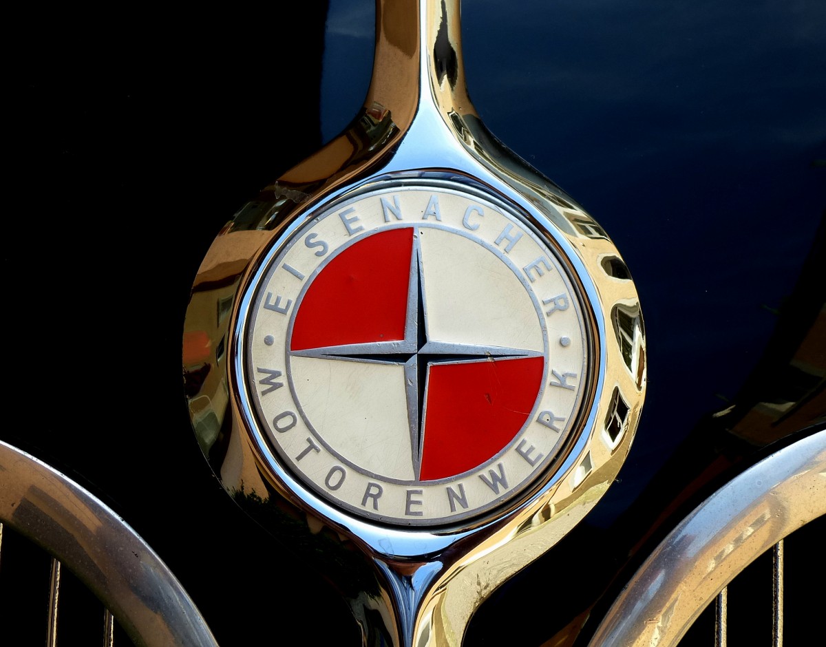 EMW, Eisenacher Motorenwerke, Khleremblem an einem Oldtimer-PKW, das ehemalige BMW-Werk in Eisenach bekam zu DDR-Zeiten von 1952-53 dieses Logo, statt blau-wei fr Bayern, rot-weis fr Thringen, Aug.2014