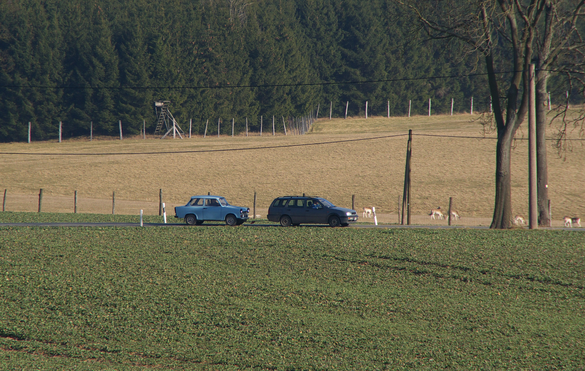 Er schafft´s nicht mehr und so muss dieser Trabant in Schlepp genommen werden. Drochaus im Vogtland am 14.03.2014