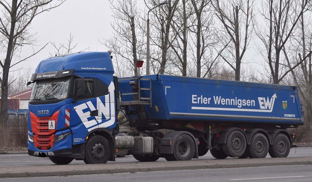 Erler Wennigsen KG aus Berlin mit einem Sattelkipper mit IVECO S510 Zugmaschine am 02.03.23 Berlin Marzahn.