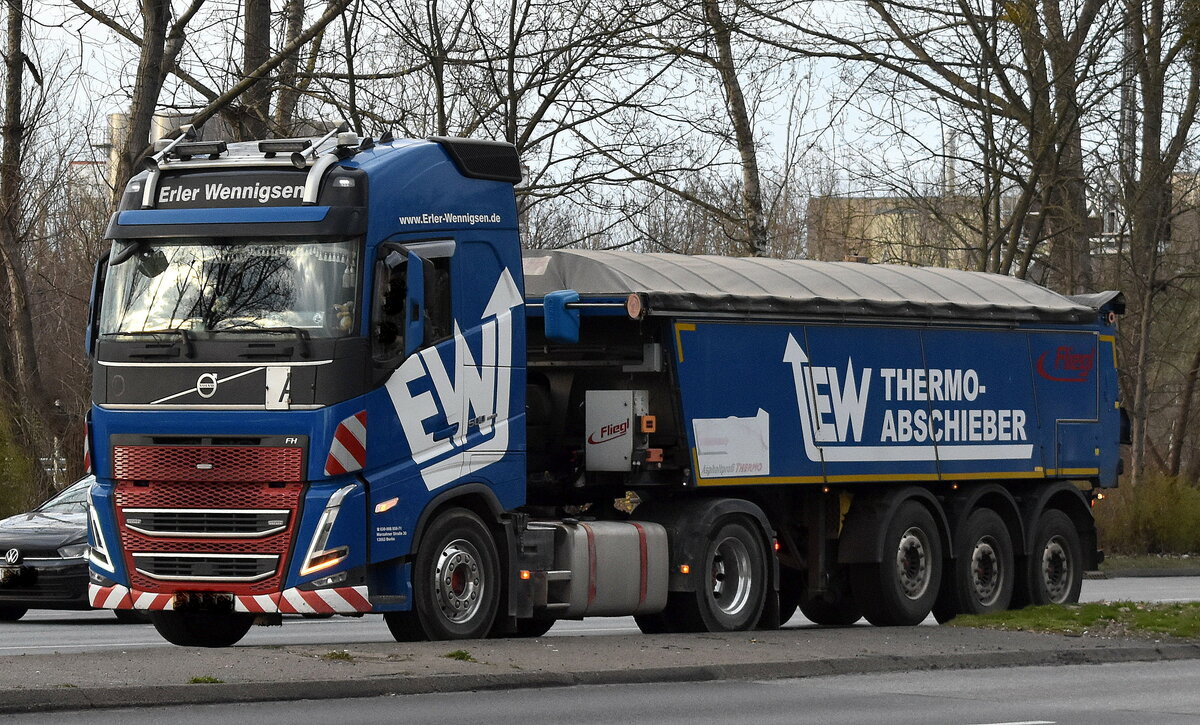 Erler Wennigsen KG mit einem Sattelkipper mit Plane abgedeckt mit VOLVO FH 500 EURO6 Zugmaschine am 12.03.24 Berlin Marzahn.