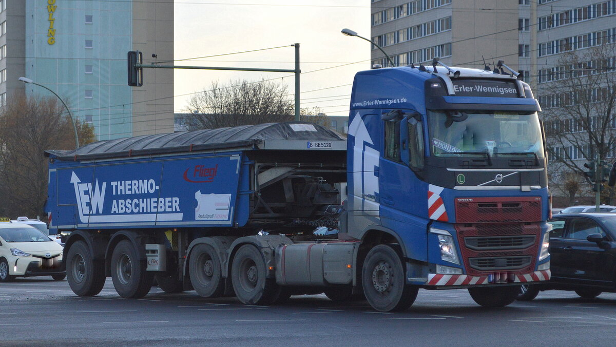 Erler Wennigsen KG (Transporte von Schüttgüter, Asphalt & Baumaschinen) mit einem Sattelkipper und einer VOLVO FH 500 EURO6 Zugmaschine am 23.11.22 Berlin Marzahn.