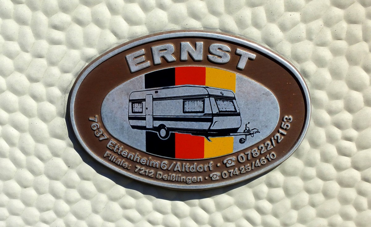 Ernst Caravan, Logo an einem Wohnwagen der Firma fr mobiles Reisen aus Baden-Wrttemberg, April 2015