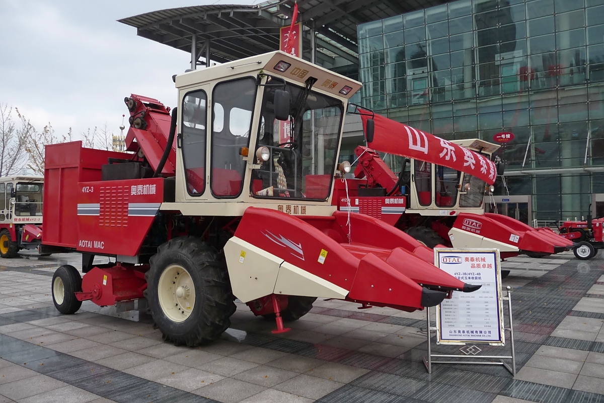 Erntemaschine für Mais: OTAC Modell 4YZ-3 (wer denkt sich sowas immer aus?), ausgestellt auf der  China WCAM 2011  in Shouguang, 6.11.11
