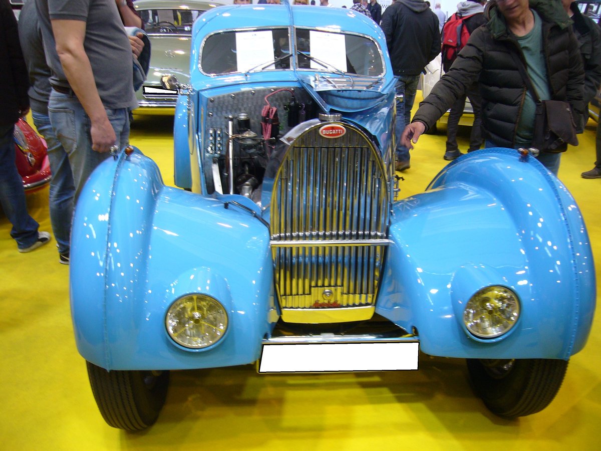 Ettore Bugatti galt als der  Sonnenkönig  unter den Automobilkonstrukteuren. Aus einer Mailänder Künstlerfamilie stammend, war er früh vom Automobilbau fasziniert. Er hatte zwar keine Ingenieursausbildung, war aber trotzdem ein genialer Techniker. Für ihn war Automobilbau Kunst und die Konstrukteure seiner Fabrik setzten seine Skizzen in funktionierende Technik um. In Molsheim, im damalig deutschen Elsass, begann Ettore Bugatti mit dem Automobilbau. In den 1930´er Jahren stieg sein begabter Sohn Jean als Konstrukteur mit in die Firma ein. Mit dem Type 57 schuf man eine ganze Fahrzeugfamilie. Die gewagteste Konstruktion dieser Familie war das genietete Aérolith Coupe. Aus diesem Modell entstanden die berühmten Atlantic-Coupes. Das Aérolith Coupe wurde im Jahr 1935 auf den Autosalons in Paris und London als Ausstellungsstück gezeigt, danach aber leider im Werk wieder zerlegt. Ein Bugatti-Enthusiast stellte im Jahr 2006 diesen Nachbau auf dem originalen Chassis eines Type 57 vor. Das Chassis aus dem Jahr 1935 wird von einem Achtzylinderreihenmotor angetrieben, der aus einem Hubraum von 3257 cm³ eine Leistung von 135 PS an die Hinterachse bringt. Techno Classica Essen am 14.04.2019.