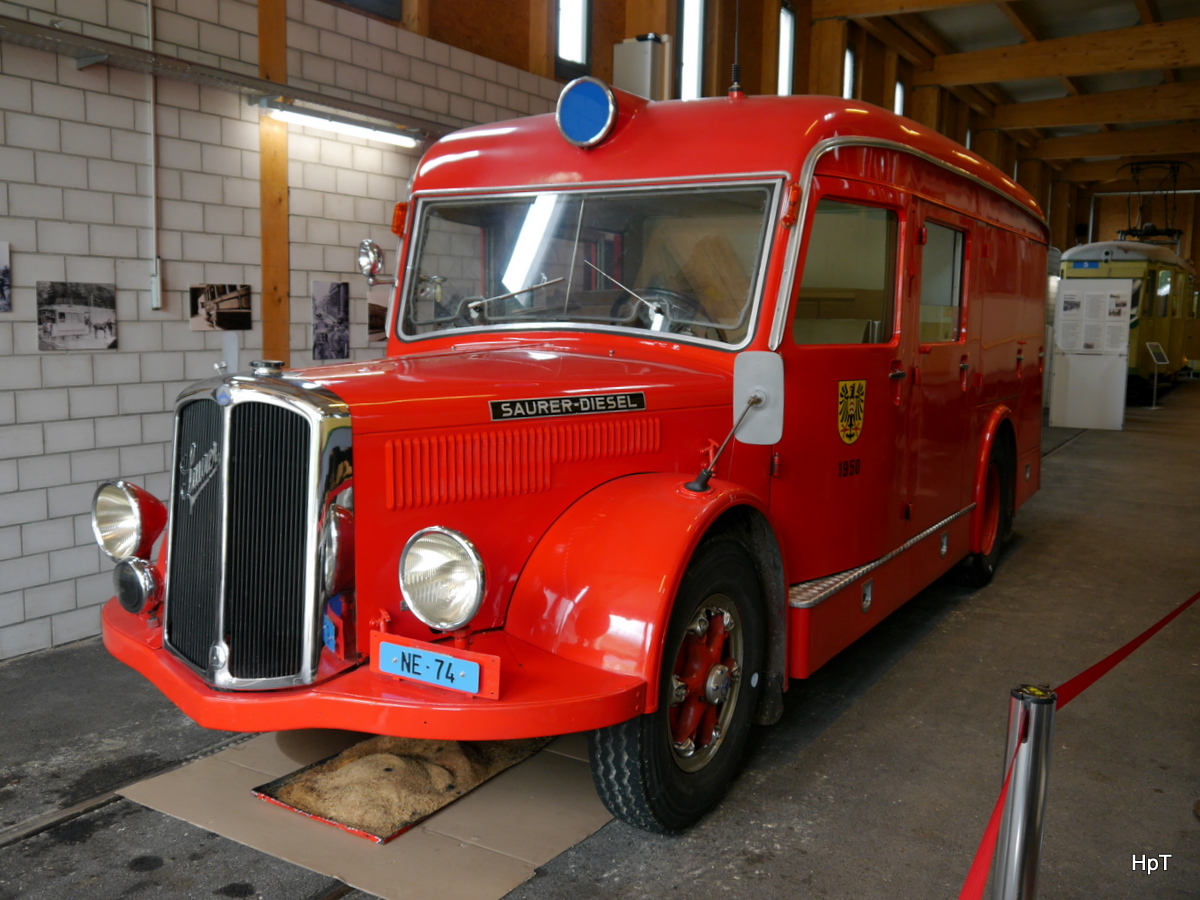ex Vielle Neuchâtel ein Oldtimer Saurer Feuerwehrwagen im ANAT Trammuseum bei Boudry (Areuse) am 22.05.2016