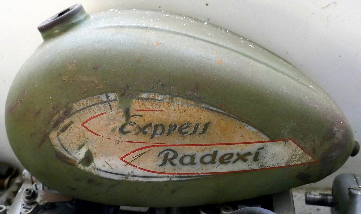 Express, Tankaufschrift am Moped  Radexi M52  von 1956, von den Express-Werken AG in Neumark/Oberpfalz, Sept.2021
