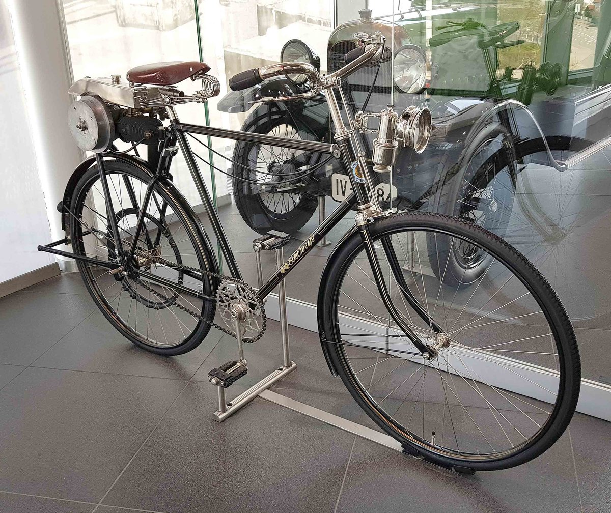 =Fahrrad mit DKW-Hilfsmotor Marke EDELWEISS, Bj. 1921, 118 ccm, 1 PS. Von diesem Motor wurden zwischen 1919 und 1922 ca. 30000 Stück gebaut, die Motorleistung stieg später auf 2,25 PS.