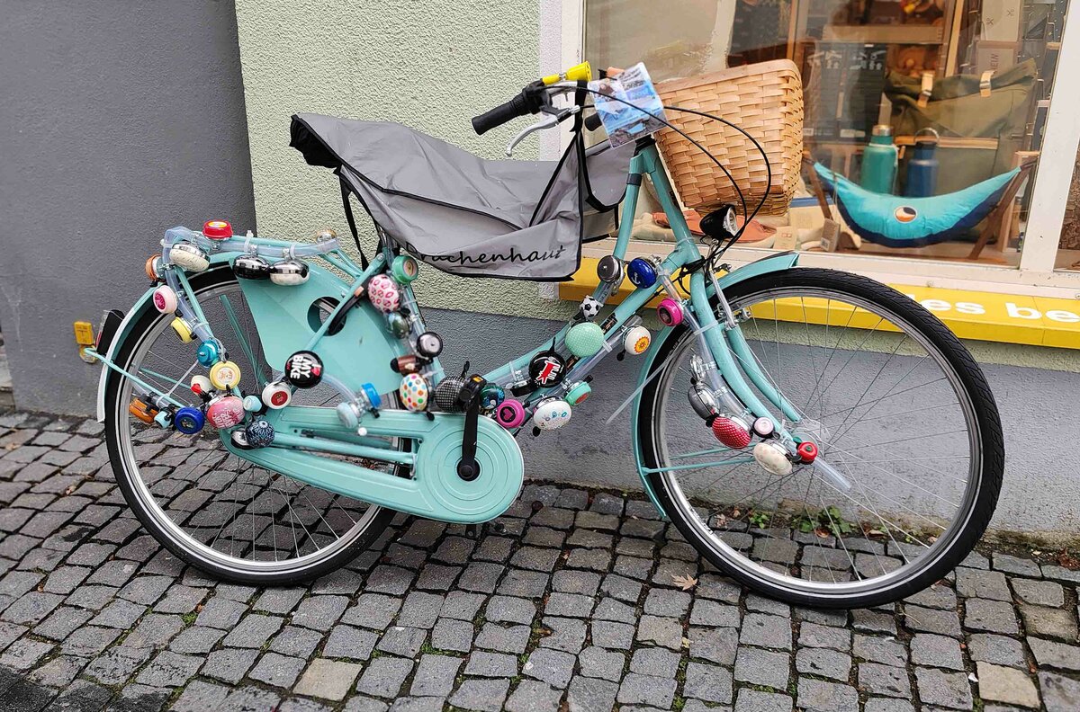 =Fahrrad mit Klingelsammlung steht im Dezember 2023 in Ulm