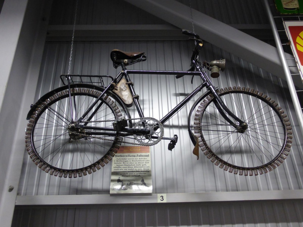 Fahrrad mit Notbereifung aus der Zeit des Ersten Weltkrieges im Technikmuseum Speyer am 02.11.2015