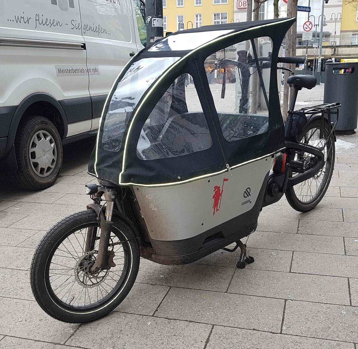 =Fahrradtaxi steht im Februar 2023 in Fulda