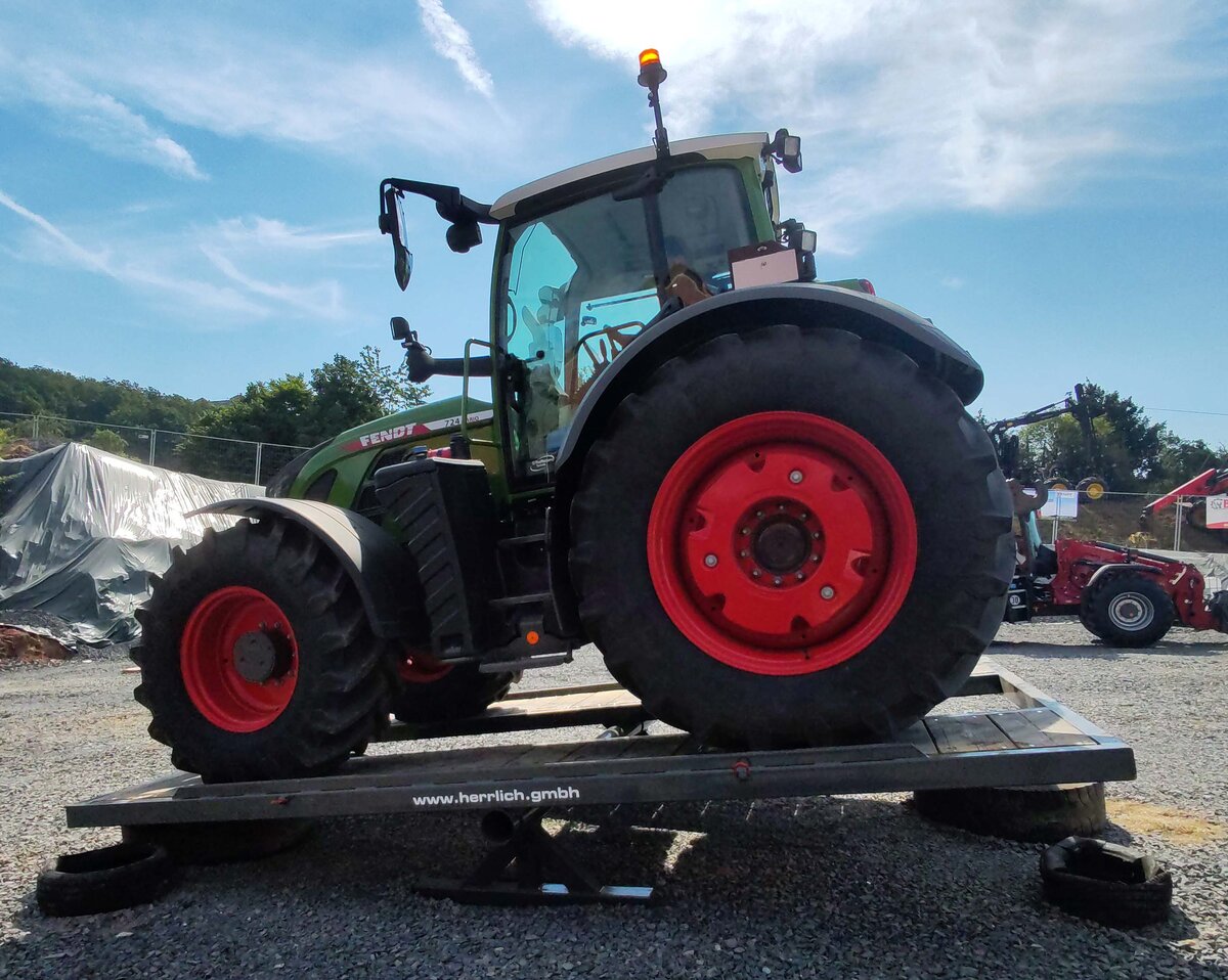 =Fahr�bungen auf der Wippe mit Fendt Vario 724 beim Firmengeburtstag:  66 Jahre Lohnunternehmen HERRLICH  aus Langenbieber, 06-2026
