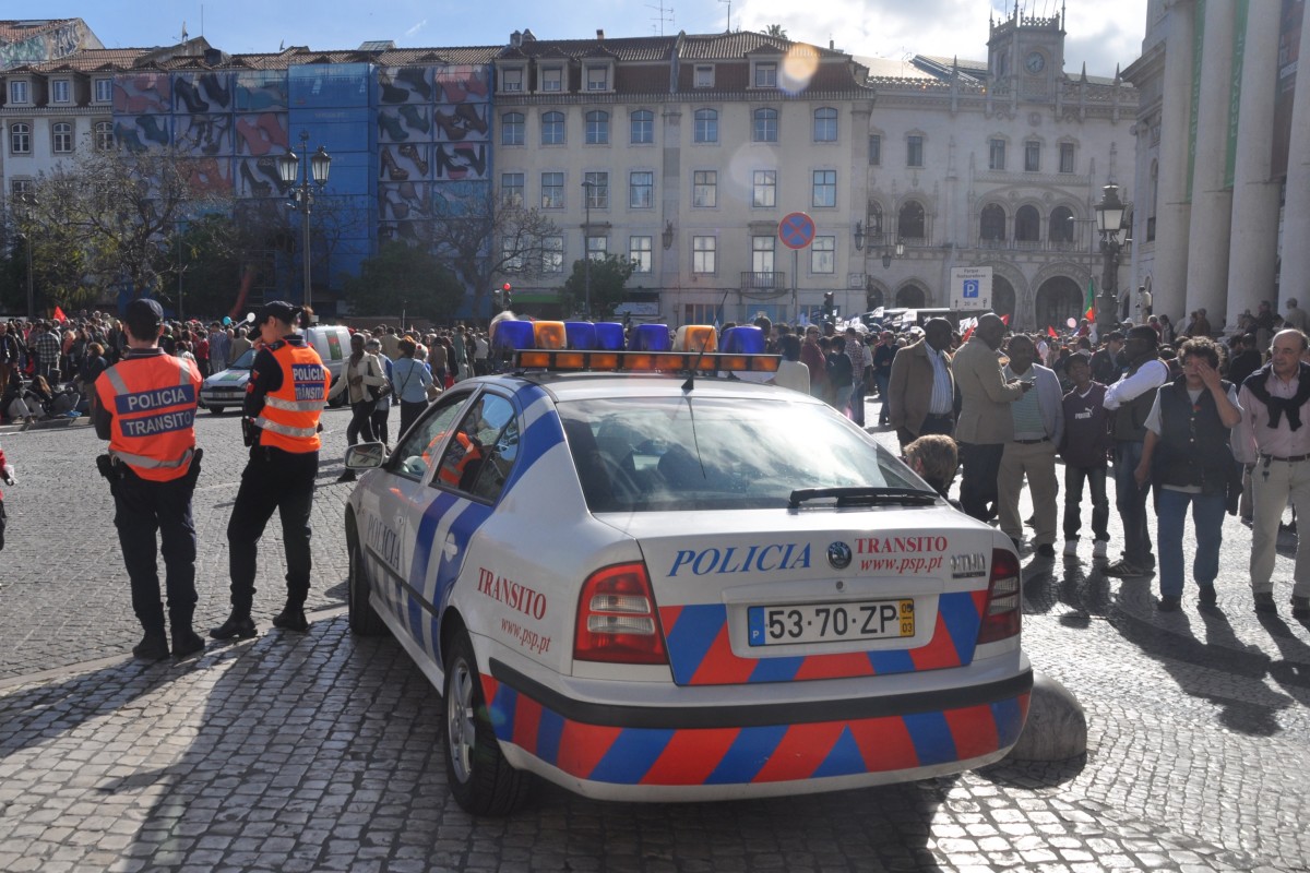 Fahrzeug der Verkehrspolizei auf dem Rossio bei einer Kundgebung zum 40.Jahrestag der Nelkenrevolution (Lisboa/Portugal, 25.04.2014)
