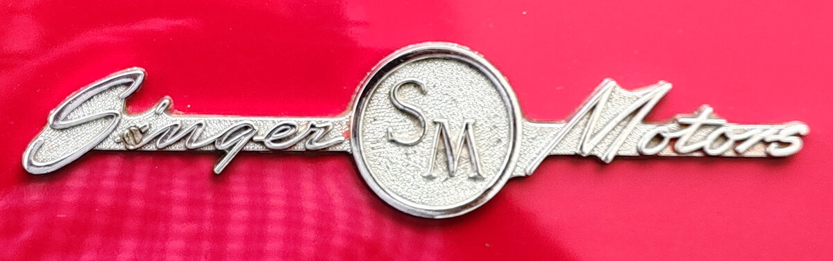 =Fahrzeugemblem des Singer 1500 SM 4 AD, Bj. 1952, 1500 ccm, 60 PS, gesehen bei der Oldtimerausstellung Blech & Barock bei Schloss Fasanerie, 07-2026