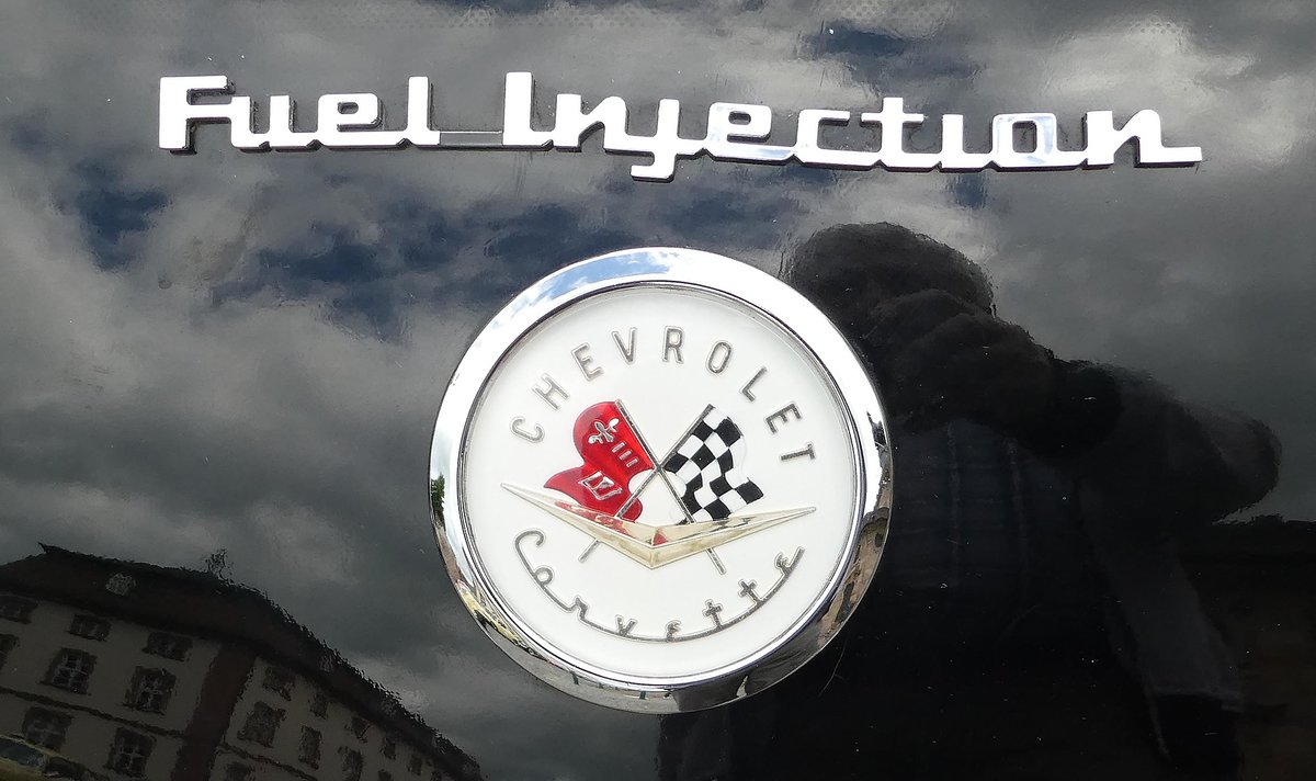 =Fahrzeuglogo der Chevrolet Corvette C 1 fuel injection, Bj. 1957, gesehen in Fulda anl. der SACHS-FRANKEN-CLASSIC im Juni 2019