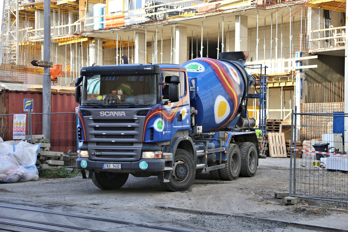 Farbenfroh bemalt war dieser Scania R 380 Betonmischer am 7.10.2026 auf einer Baustelle in Liberec in Tschechien im Einsatz.