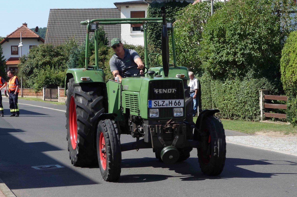 Fendt 106 S unterwegs beim Festzug anl. der 2015er Oldtimerausstellung in Pferdsdorf/Thüringen, 08/2015