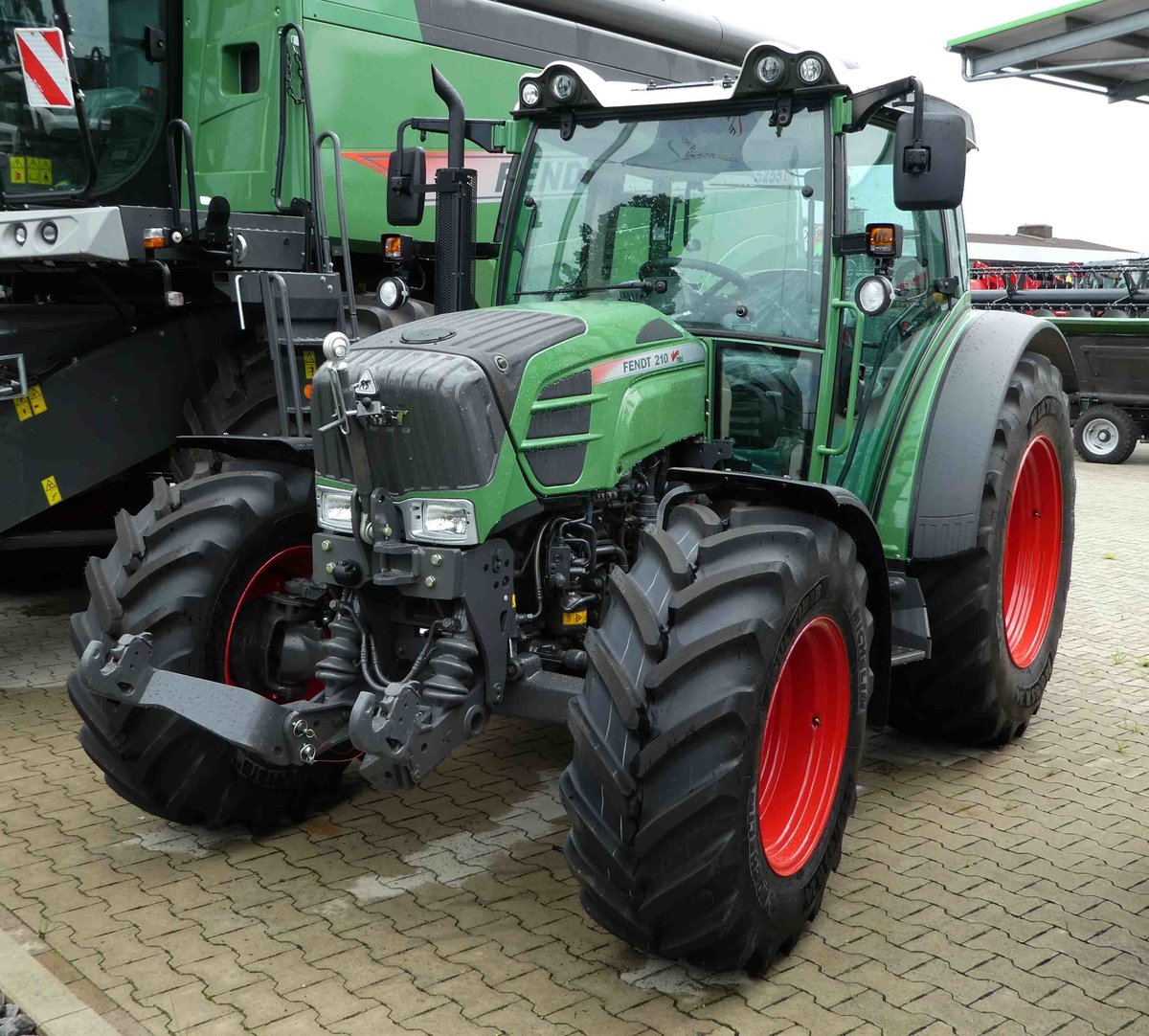 =Fendt 210 Vario, gesehen bei Raiffeisen-Technik in Gudensberg im Juli 201