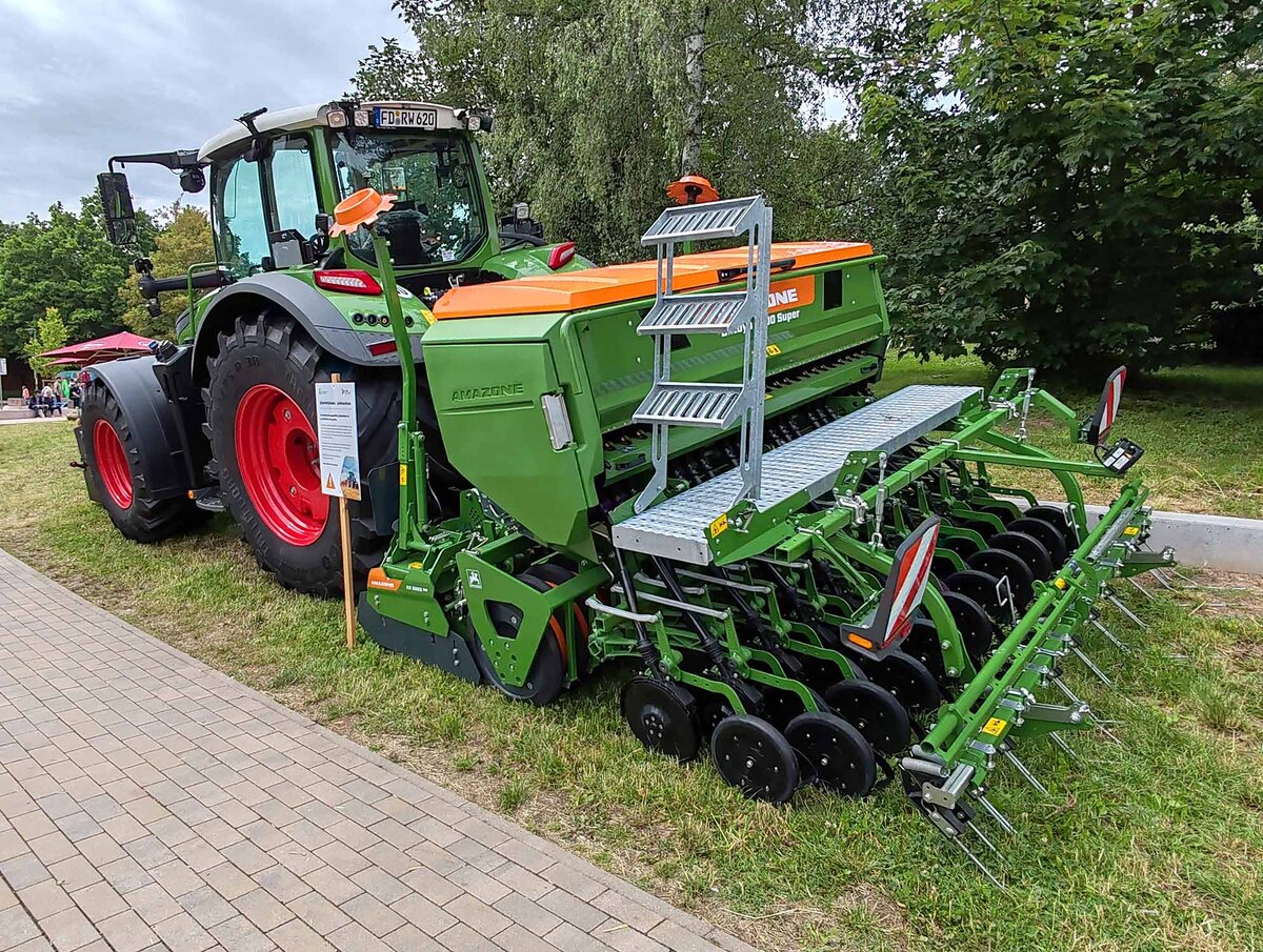 =Fendt 620 Vario mit Amazone-S�maschine stand auf dem Hessentagsgel�nde in Fulda im Juni 2026