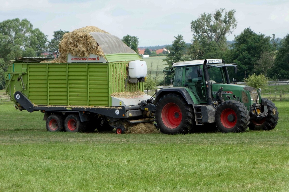 Fendt 714 mit Quantum-Ladewagen bei Aufräumarbeiten nach der Kreistierschau des LK Fulda in Petersberg-Melzdorf, Juni 2014