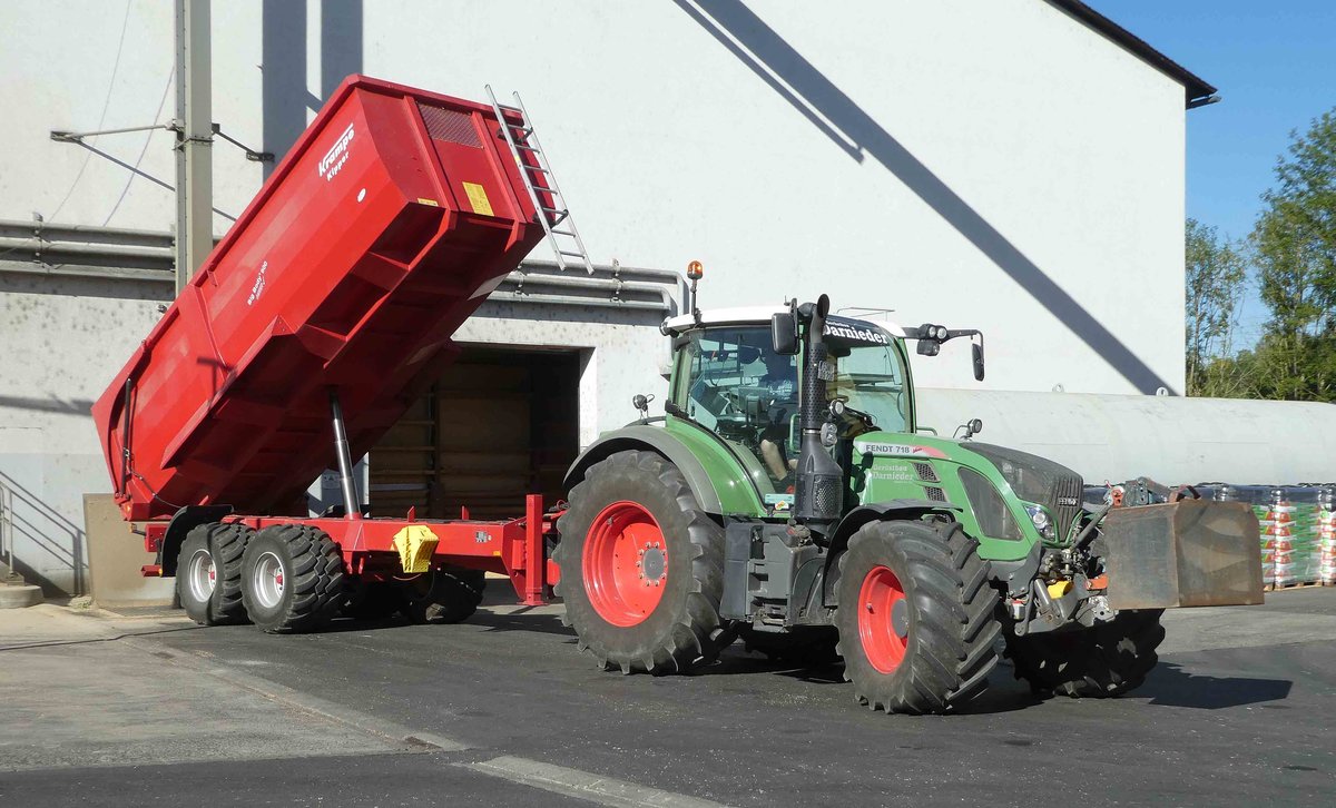 =Fendt 718 bei der Getreideanlieferung auf dem Betriebshof der Raiffeisen-Warenzentrale in Hünfeld, Juli 2020