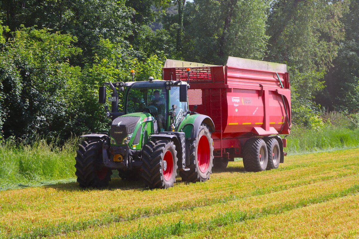 Fendt 718  mit Krampe Big Body 600 bei Echzell am 29.05.26 bei der GPS Ernte 