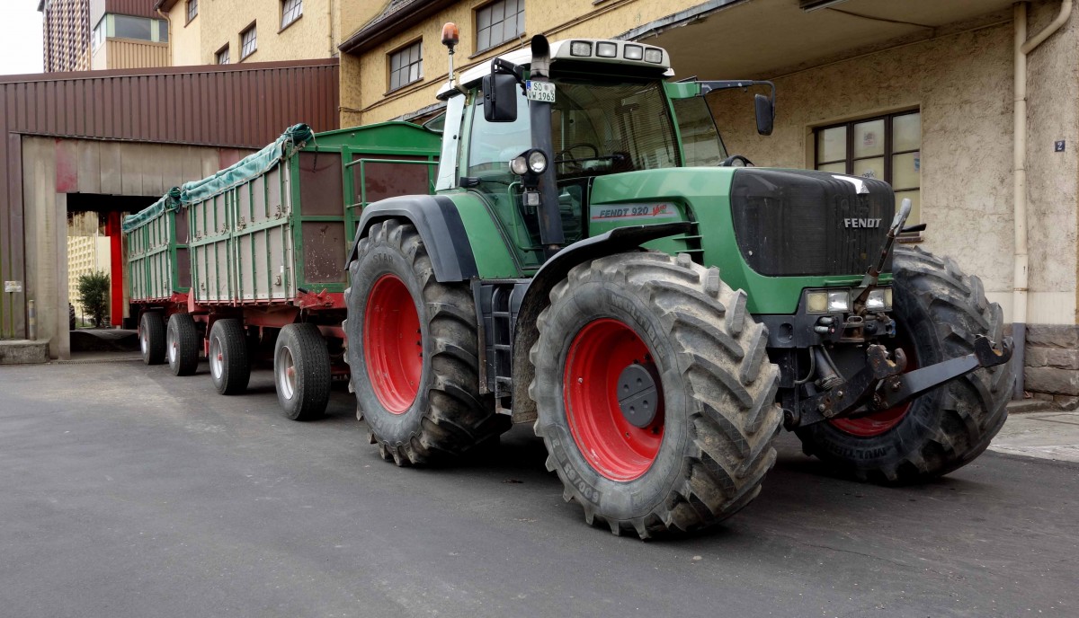 Fendt 920 Vario steht mit 2 Anhängern bei der Getreideablieferung in 36088 Hünfeld, August 2014