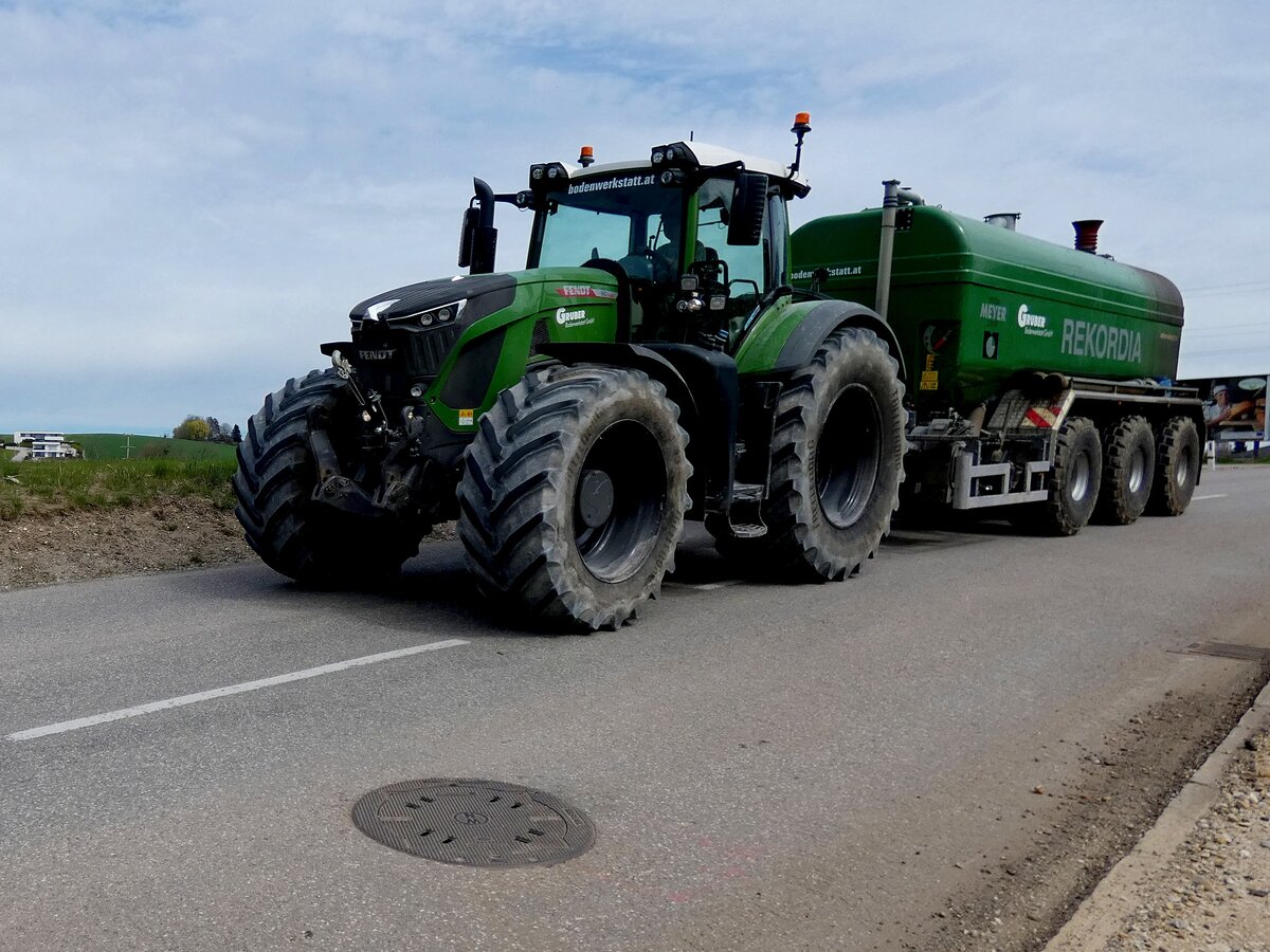 FENDT 942Vario mit MEYER Gülle-Pumptankfahrzeug auf der B143 in Richtung Schärding; 260409