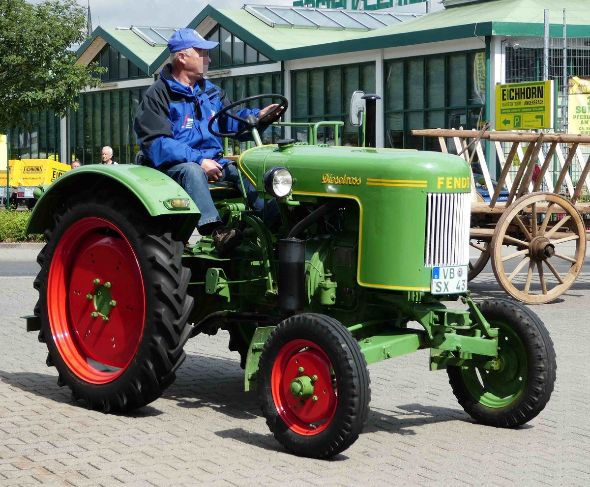 =Fendt Dieselross besucht die Traktorenausstellung  Ahle Bulldogge us Angeschbach oh Lannehuse  in Angersbach im Juni 2018