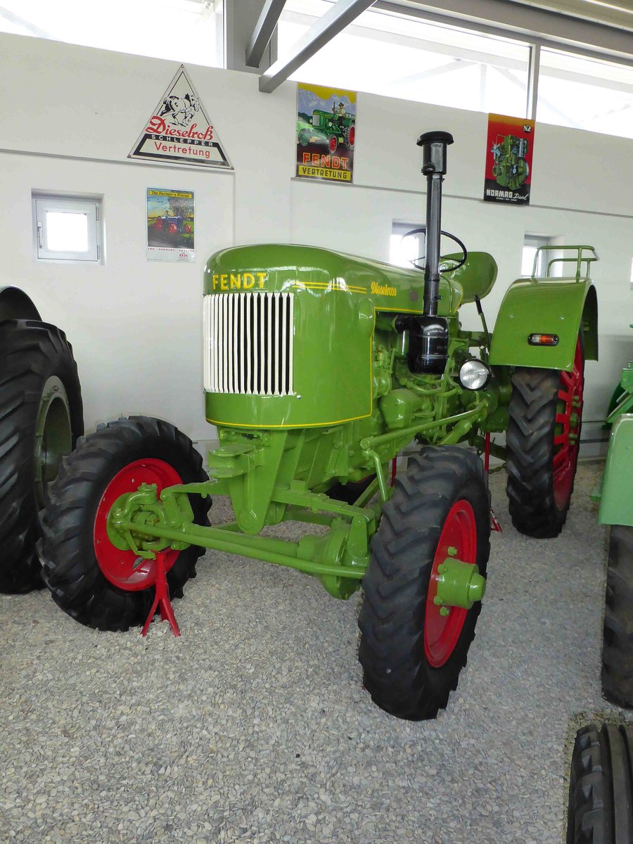 =Fendt Dieselross U 40, pr�sentiert im Deutschen Traktorenmuseum in Paderborn, April 2016