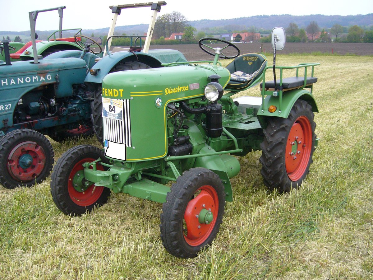 Fendt F12HL  Dieselross . 1953 - 1958. Ab 1930 wurden bei Fendt in Marktoberndorf Traktoren mit der Bezeichnung Dieselross produziert. Der luftgekühlte 1-Zylinderdieselmotor stammt wie bei vielen anderen Traktorenherstellern von MWM. Er hat einen Hubraum von 905 cm³ und leistet 12 PS. Treckertreffen Wechte am 01.05.2017.