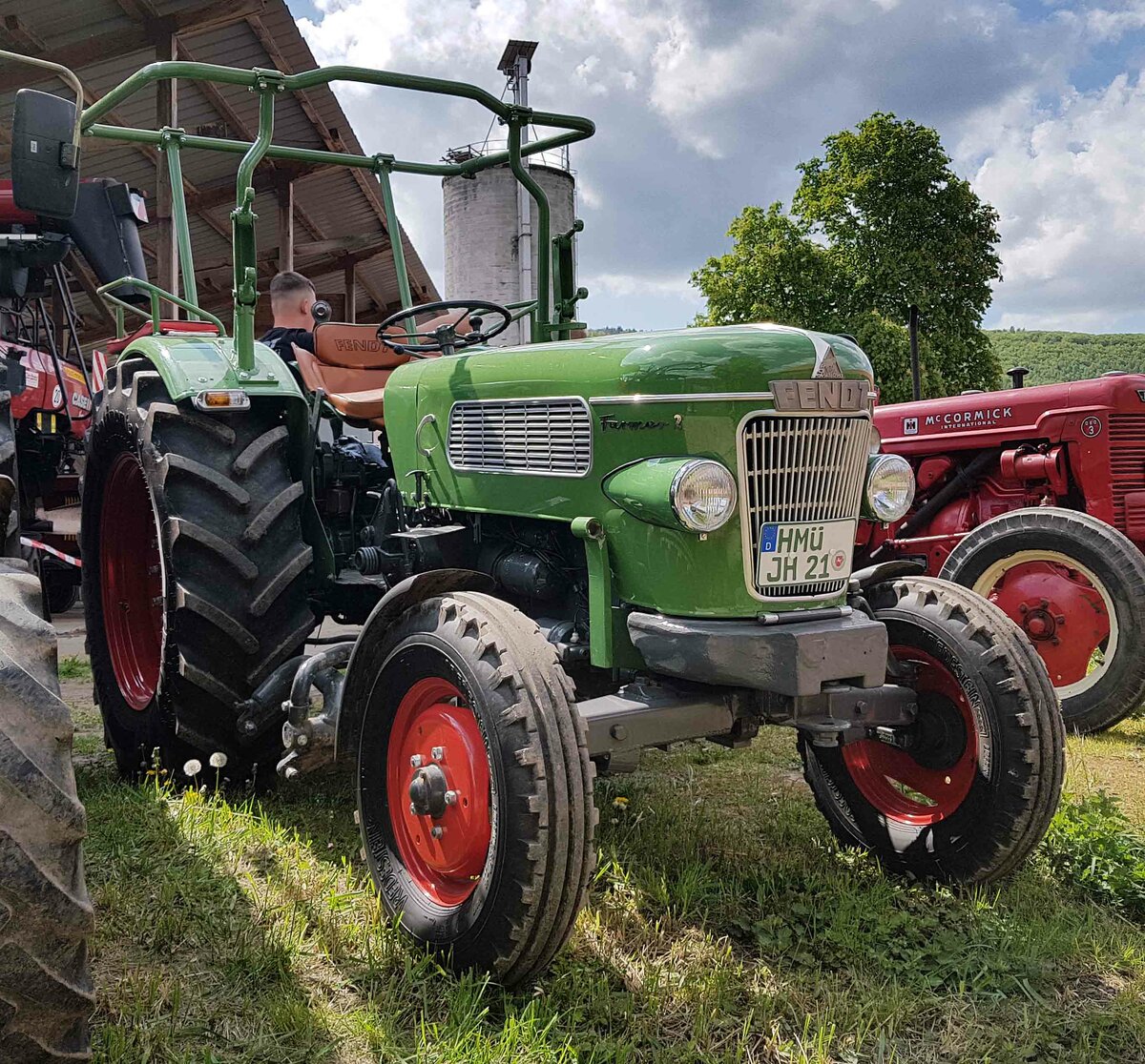 Fendt Farmer 2, gesehen bei der Oldtimerausstellung der Traktorfreunde Wiershausen am Klostergut Hilwartshausen, 05-2023