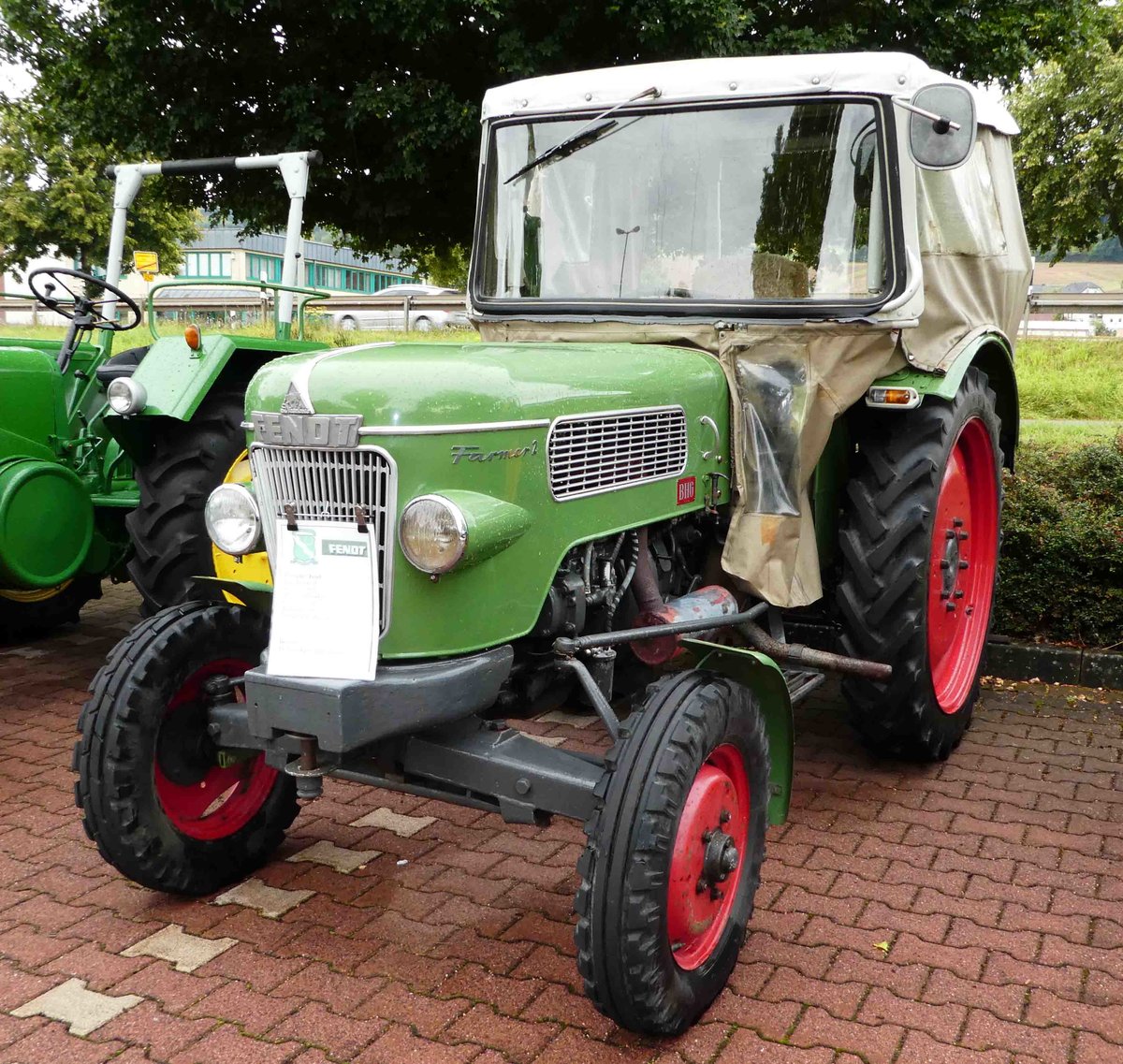 =Fendt Farmer 2 steht bei der Oldtimerausstellung in Angersbach, September 2016