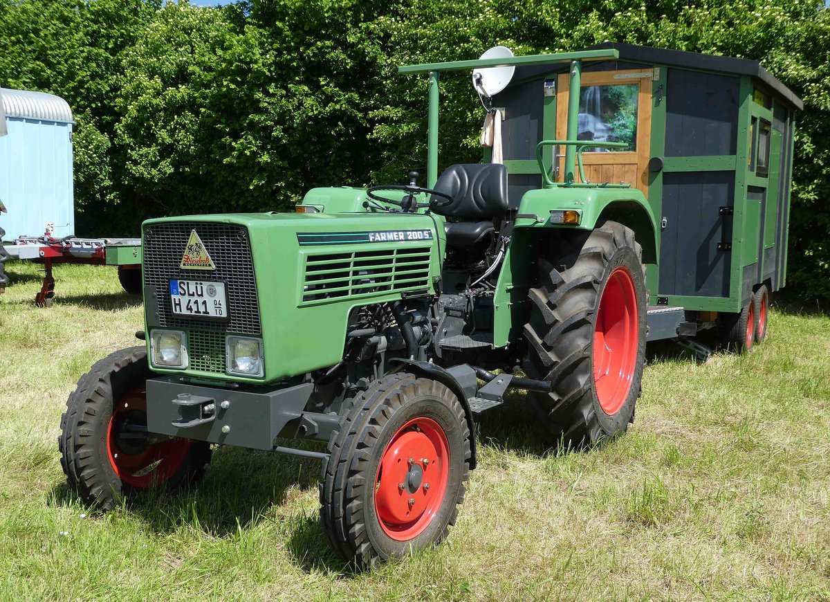 =Fendt Farmer 200 S, ausgestellt bei der Traktorenaustellung der Fendt-Freunde Bad Bocklet im Juni 2019