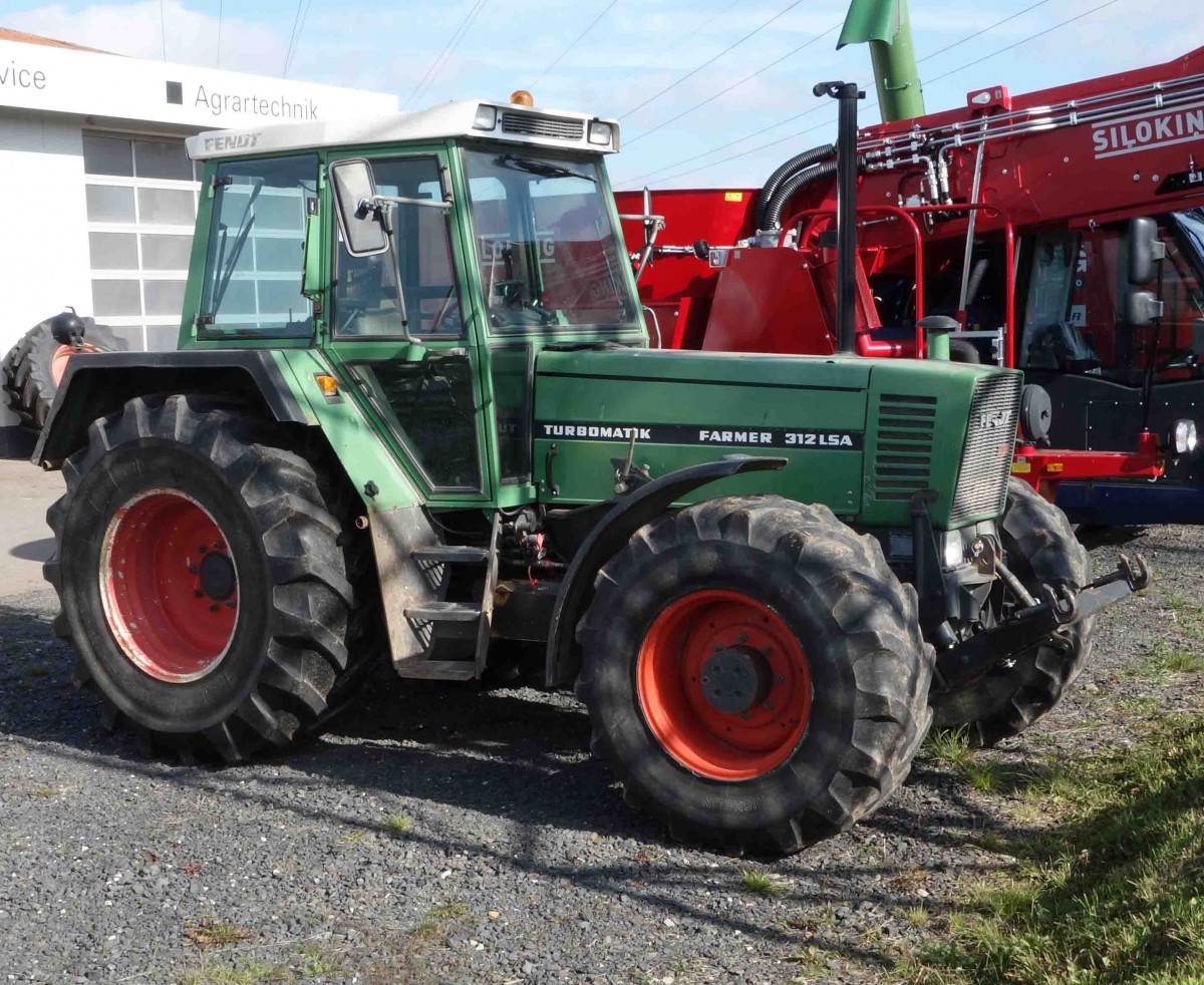 Fendt Farmer 312 LSA steht bei einem Landmaschinenhändler in Burghaun-Gruben im Oktober 2015