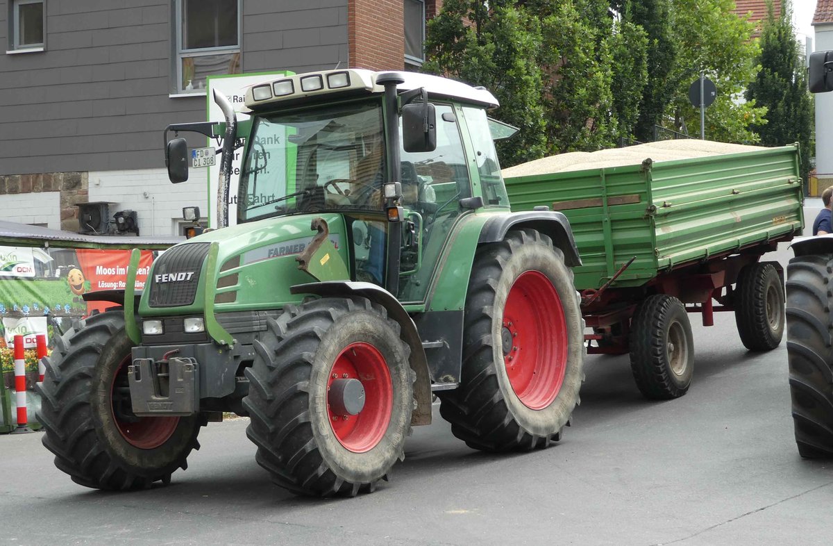 =Fendt Farmer steht zur Getreideanlieferung auf dem Betriebshof der Raiffeisen-Warenzentrale in Hünfeld, 08-2019
