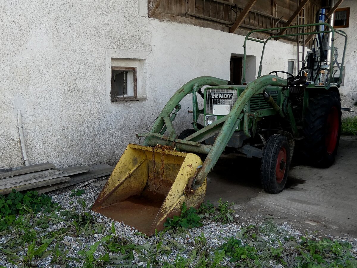 FENDT Farmer1D; (Leistung:34PS; Hubruam: 2550ccm; Produktionszeitraum: 1971-74) ist mit einer Frontladerschaufel ausger�stet; 260916
