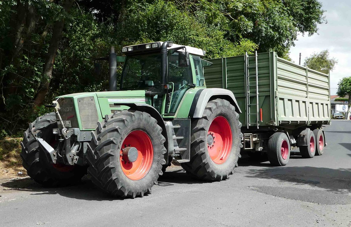 =Fendt Favorit 822 steht zur Getreideanlieferung bei der Raiffeisen-Warenzentrale in Hünfeld, Juli 2018
