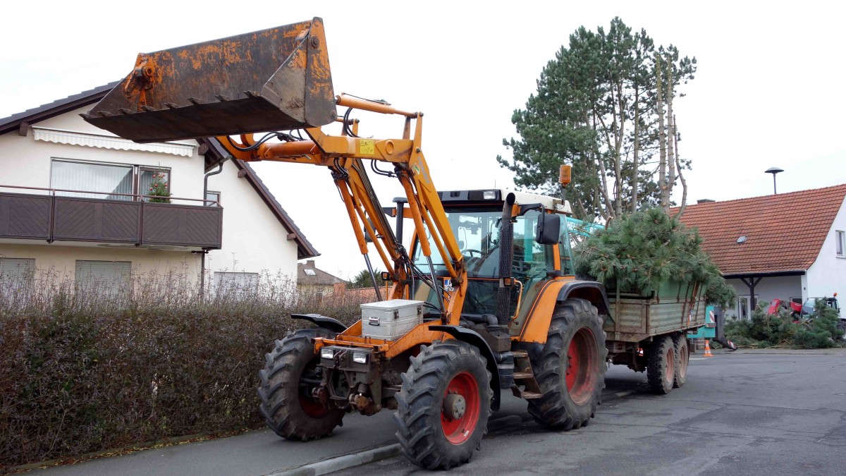 Fendt GT der Gemeindeverwaltung Petersberg, eingesetzt bei Baumfällarbeiten in 36100 Petersberg-Marbach im Januar 2014