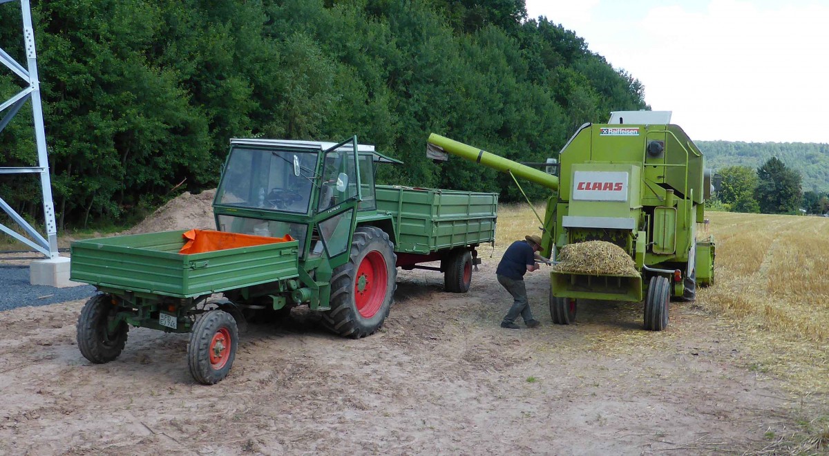 Fendt GT mit Anhänger übernimmt das Getreide vom Claas-Mähdrescher, Petersberg-Marbach im Juli 2014